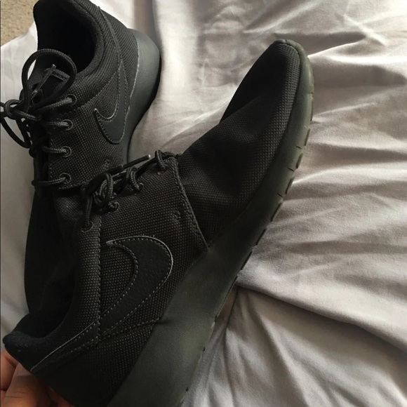Black Nike Roshe One - Picture 4 of 5